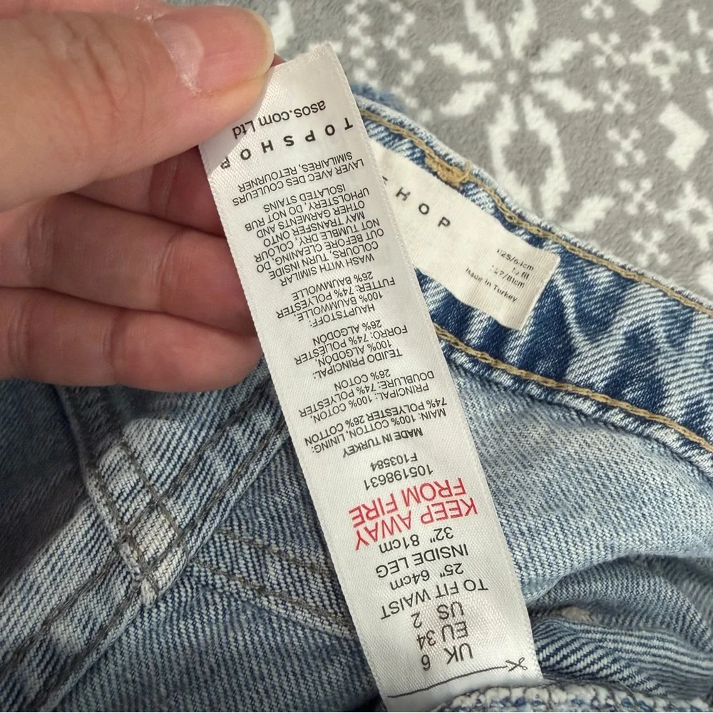 Topshop Mom High Waisted Jean Ripped Knees Size 25 Light Wash‎ Blue